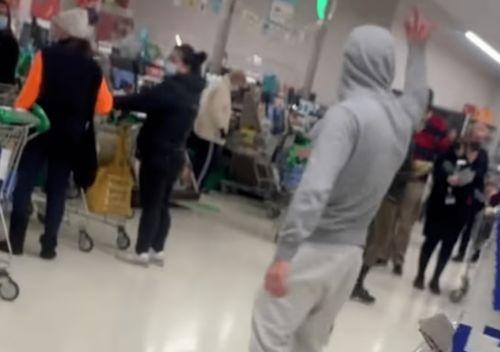 扔东西吃瓜视频